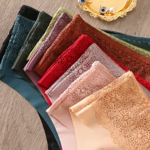 Vista cercana de bragas de encaje para mujer, tejido suave y transpirable, diseño exquisito.