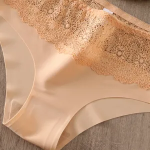 Primer plano de bragas de talle bajo para mujer con cintura de encaje delicado y tela lisa.