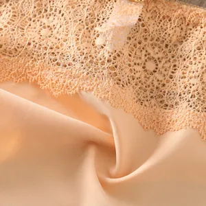 Primer plano detallado de bragas de encaje de tiro bajo para mujer, tela suave y ribete floral.