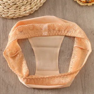 Vista detallada de bragas de encaje de talle bajo para mujer, tejido suave y transpirable.