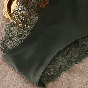 Primer plano detallado de bragas de encaje verde oscuro para mujer, cómodas y transpirables.