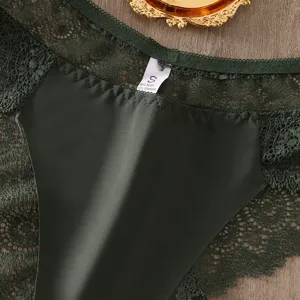 Primer plano detallado de bragas de encaje verde oscuro para mujer con detalles florales.