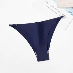 Gros plan détaillé du string pour femme en soie glacée sans coutures avec boucle métallique.