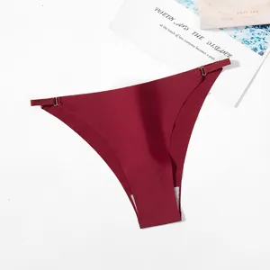 Vue détaillée du string sans coutures en soie glacée pour femme avec boucle et fines brides.