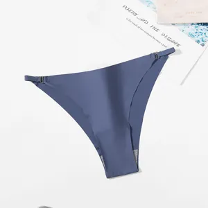 Vue détaillée d'un string sans coutures en soie glacée bleue avec anneaux métalliques à la taille.