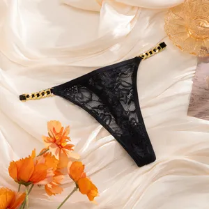 Zwarte kanten tanga met luxe gouden strass-kettingzijbandjes, sexy ondergoeddetail.