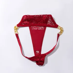 Rood kanten string detail, met decoratieve goudkleurige strass-kettingen voor een sexy look.