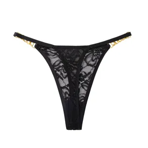 Sexy zwarte kanten tanga voor dames met elegante gouden kettingen en lage taille.