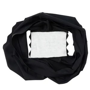 Shorty thermique noir pour femme avec doublure polaire et bords ondulés élégants pour l'hiver.