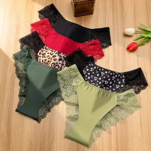 Detalle del conjunto de bragas de encaje de talle bajo con varios estampados y colores.