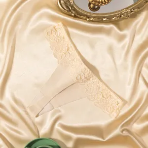 Vue détaillée d'un string en dentelle pour femmes avec de belles broderies florales élégantes.