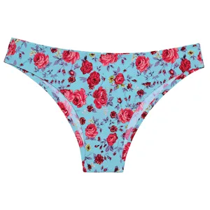 Vista dettagliata di slip donna a vita bassa senza cuciture con stampa di rose rosse.