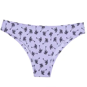 Vista di dettaglio in primo piano dell'intimo da donna senza cuciture con stampa di palme.