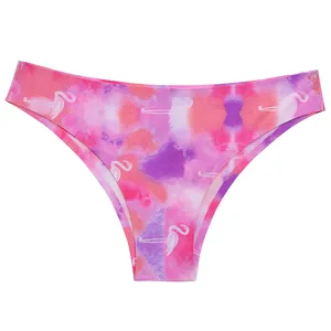 Vista dettagliata di slip donna a vita bassa senza cuciture con stampa fenicottero e tessuto.