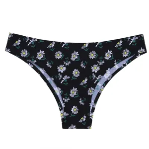 Vista ravvicinata di biancheria intima da donna nera senza cuciture con stampa margherita bianca.