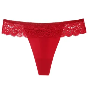 Tanga en dentelle rouge pour femme, taille basse respirant, design sexy avec broderie florale délicate.