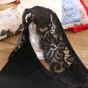 Détail du string noir pour femme en dentelle délicate avec broderie florale élégante.
