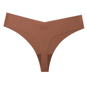 Vista dettagliata del tanga da donna marrone senza cuciture in seta di ghiaccio, liscio.