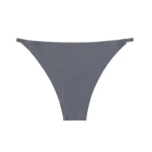 Detail de string en soie de glace sans coutures gris fonce, sous-vetement respirant et sec.