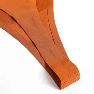 Dettaglio slip perizoma donna senza cuciture con tessuto arancione liscio e design.