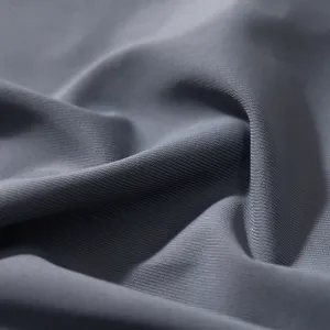 Gros plan détaillé du tissu côtelé en soie glacée respirante montrant texture et élasticité.