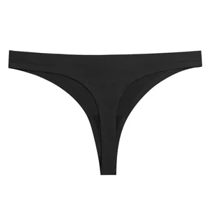 Dettaglio perizoma donna senza cuciture nero, slip sexy a vita bassa vista primo piano