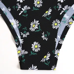 Primo piano di lingerie floreale da donna con tessuto nero traspirante e stampa di margherite.