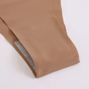 Primo piano dettagliato di perizoma da donna senza cuciture in seta di ghiaccio color nudo.