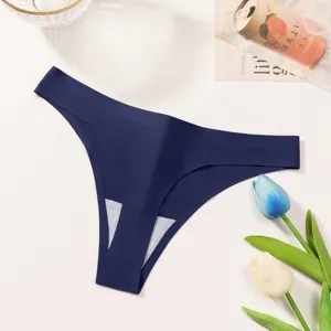 Details van effen naadloze tanga met ademende stof en uit een stuk gemaakt design.
