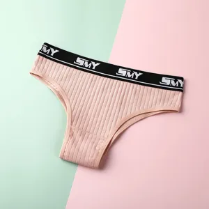 Vista dettagliata del perizoma a costine a vita bassa comodo con fascia elastica con lettere.