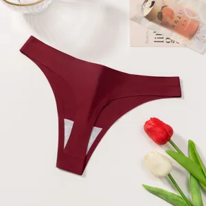 Naadloze effen tanga ondergoed voor dames, minimalistisch ademend ontwerp, detailweergave.