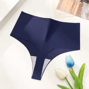 Détail string bleu foncé sans coutures, taille basse, tissu respirant lisse et élégant.