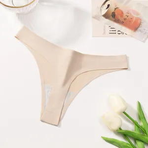 Vrouwen naadloze effen string ondergoed, comfortabel ademend basis detail weergave.