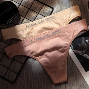 Primo piano di slip sportivo a vita bassa da donna, tessuto traspirante, comfort ottimale.
