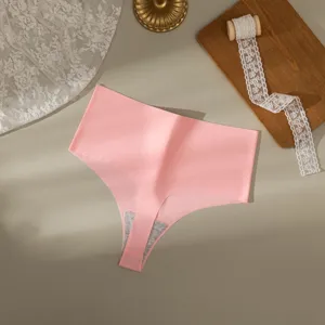 Vista dettagliata di perizoma da donna rosa tinta unita senza cuciture con tassello traspirante.