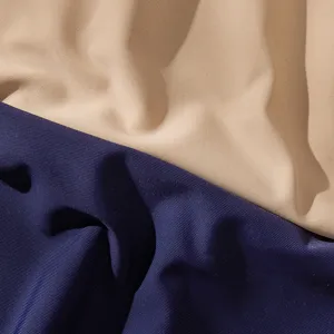 Primo piano di tessuto per intimo senza cuciture a coste in beige e blu scuro con dettagli fini.