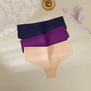 Vue détaillée du string sans coutures en soie glacée, sous-vêtement unicolore doux et respirant.