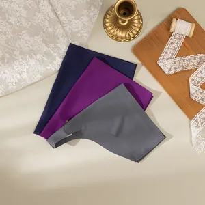 Ensemble de culottes sans couture en soie glacée, string taille basse respirant doux détail.