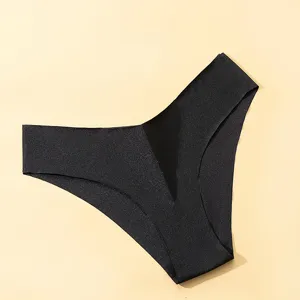 Vista de cerca de ropa interior femenina negra sin costuras con detalle en V transpirable.