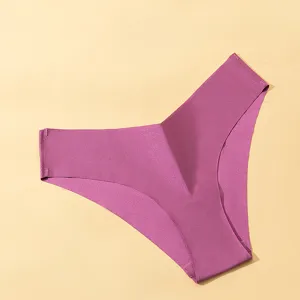Vista de detalle de la braguita de mujer sin costuras de seda de hielo transpirable.