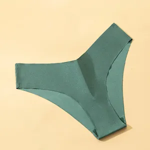 Primer plano de bragas de mujer de seda de hielo sin costuras verde oscuro, textura lisa.