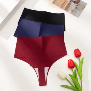 Vue détaillée de string sans couture taille basse en noir, bleu foncé et bordeaux.