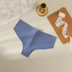 Détail de culotte taille basse en soie glacée sans couture, style plat élégant.
