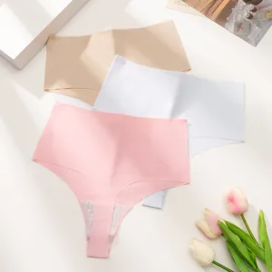 Vue détaillée d'un string taille basse uni sans coutures, sous-vêtement confortable et doux.