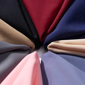 Dettaglio tessuto per tanga bikini a coste multicolore, materiale tessile morbido elastico.