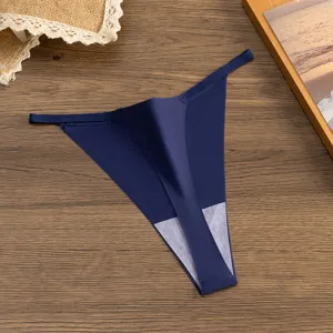 Primo piano dettaglio del tanga blu a vita bassa da donna sexy con sottili cinturini laterali.
