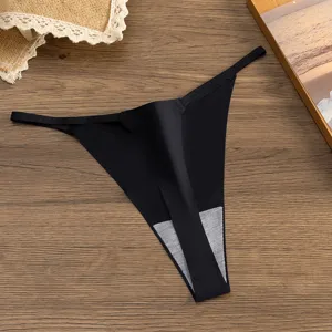 Vista dettagliata in primo piano di un tanga nero a vita bassa sexy e sottile.