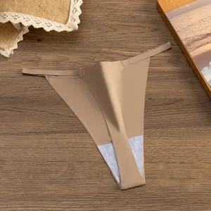 Vista dettagliata di un perizoma minimalista color nudo con spalline molto sottili.