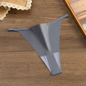 Dettaglio di un perizoma bikini minimalista a vita bassa sexy da donna design senza cuciture.
