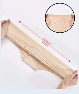 Detalle de braguita de seda de hielo sin costuras, mostrando alta elasticidad y tejido elástico.